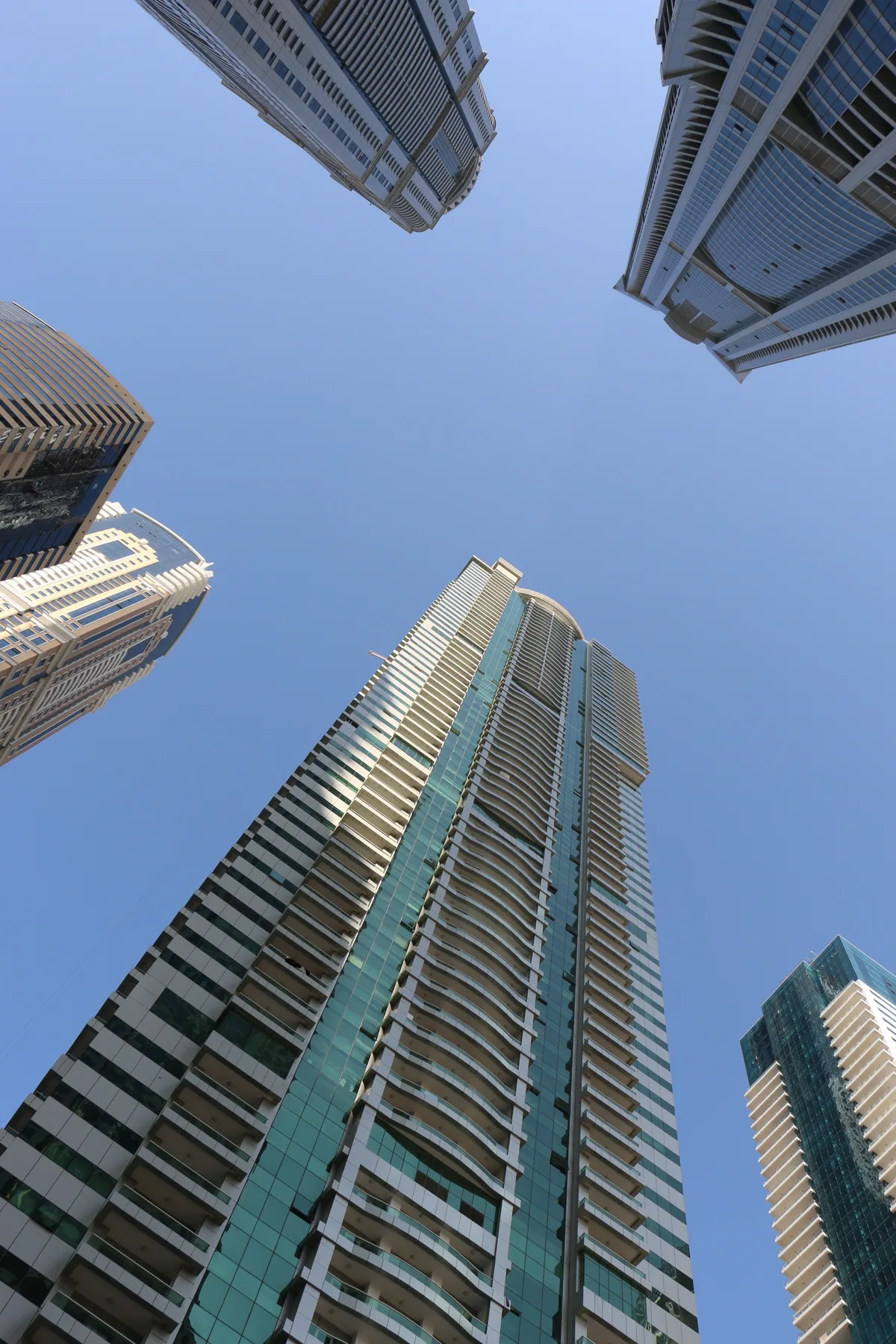 In Dubai wachsen die Wolkenkratzer in den Himmel. Blick in den Himmel, Hochhäuser ragen in die Höhe.
